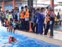 Satpolairud Polres Lamongan Bekali Santri Keterampilan Berenang dan Penyelamatan di Perairan