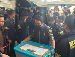 Polri Serahkan Tersangka dan Barang Bukti Perkara Dugaan Korupsi kepada Kejaksaan Agung