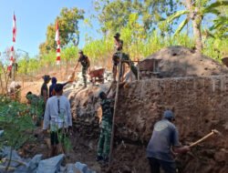 Dengan Sistem Santing-santingan Warga Masyarakat bersamaTNI Percepat Galian Pondasi Talut