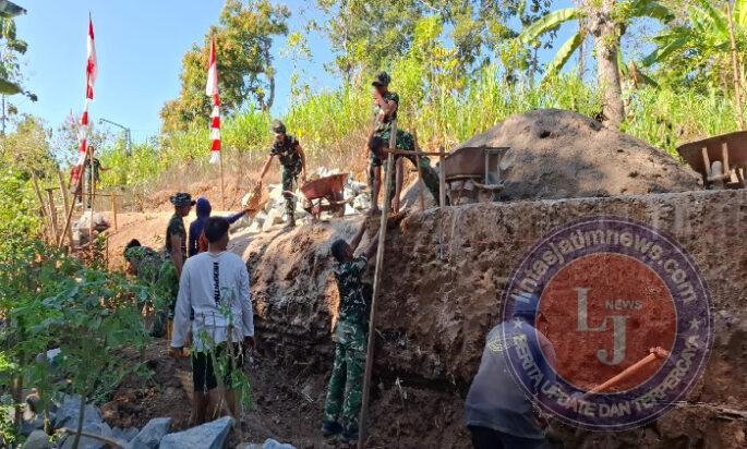 Dengan Sistem Santing-santingan Warga Masyarakat bersamaTNI Percepat Galian Pondasi Talut