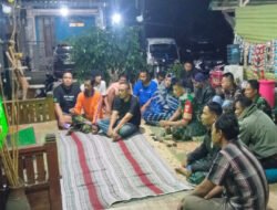 Anggota TNI Kodim 0725/Sragen Bersama Masyarakat Nobar Piala Dunia