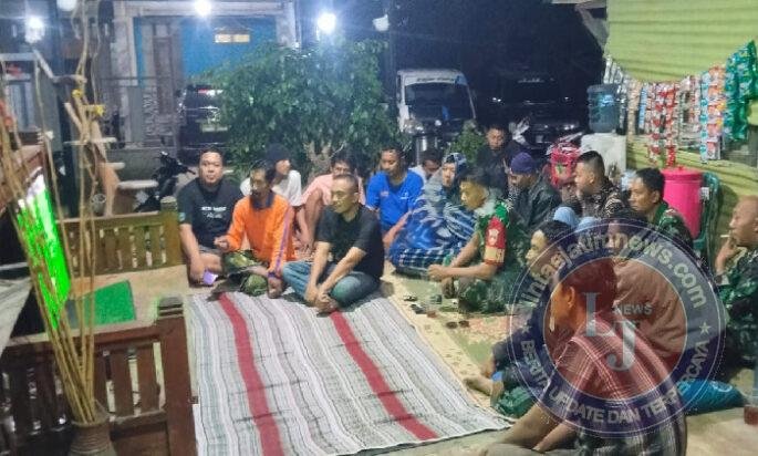 Anggota TNI Kodim 0725/Sragen Bersama Masyarakat Nobar Piala Dunia