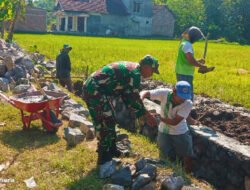 Babinsa dan Warga Sewulan Bangun Saluran Irigasi Demi Sawah yang Lebih Subur