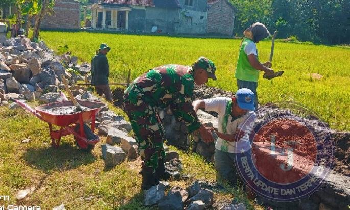 Babinsa dan Warga Sewulan Bangun Saluran Irigasi Demi Sawah yang Lebih Subur