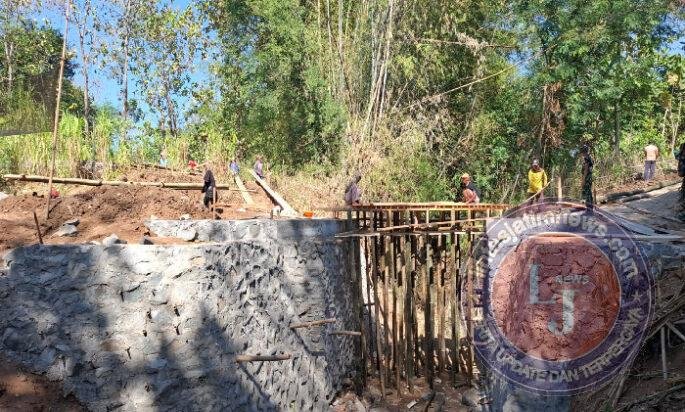 Demi Kelancaran Pembangunan Jembatan Bibis, Wargapun Rela Membabat Tanaman Bambu Miliknya