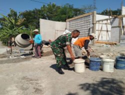 Gotong Royong Bangun Rumah Warga, Babinsa Nogosari Perkuat Kemanunggalan TNI dan Rakyat