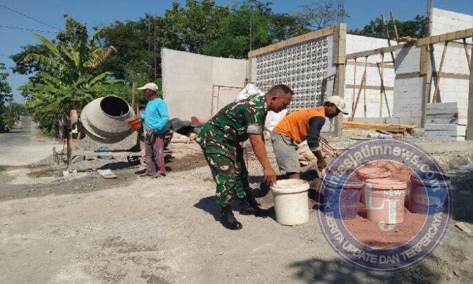 Gotong Royong Bangun Rumah Warga, Babinsa Nogosari Perkuat Kemanunggalan TNI dan Rakyat
