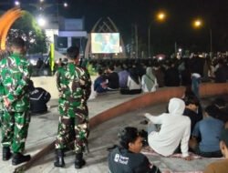 Anggota TNI Kodim 0725/Sragen Bersama Masyarakat Nobar Piala Dunia di jajaran kodim 0725/Sragen