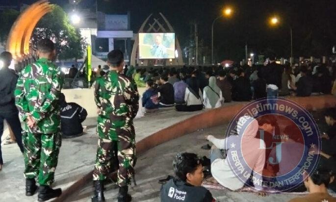 Anggota TNI Kodim 0725/Sragen Bersama Masyarakat Nobar Piala Dunia di jajaran kodim 0725/Sragen