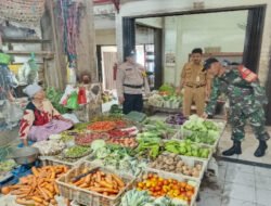 Jaga Stabilitas Harga, Babinsa & Bhabinkamtibmas Nusukan Sidak Sembako di Pasar Tradisional