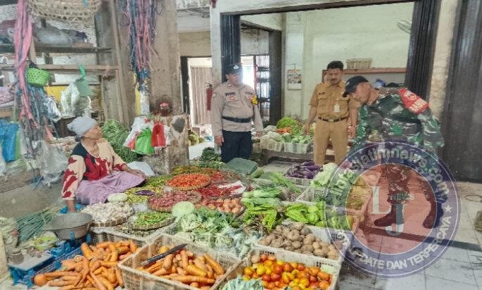 Jaga Stabilitas Harga, Babinsa & Bhabinkamtibmas Nusukan Sidak Sembako di Pasar Tradisional