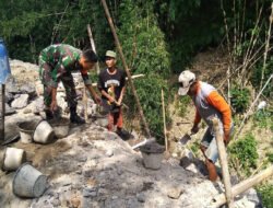 Babinsa Denggungan Turun Tangan Bangun Talud, Wujud Nyata TNI Bersama Rakyat Perkuat Akses Jalan Desa
