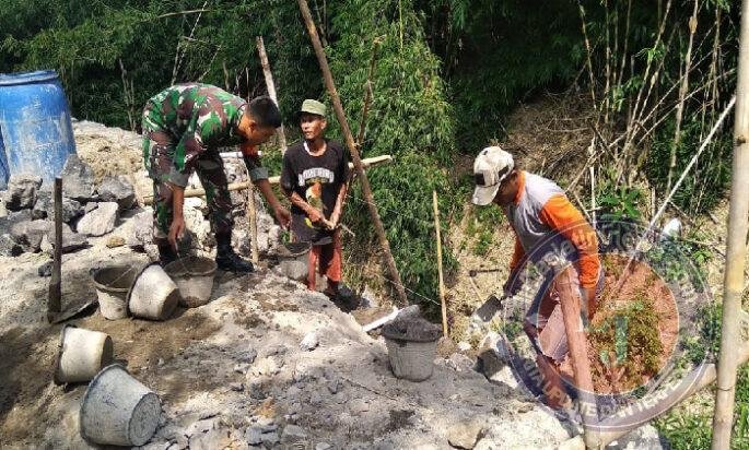 Babinsa Denggungan Turun Tangan Bangun Talud, Wujud Nyata TNI Bersama Rakyat Perkuat Akses Jalan Desa