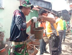 Danramil 03 Serengan Terjun Langsung & Semangati Satgas TMMD, Ormas, Warga Dalam Pengecoran Begesteng Sasaran Saluran Air