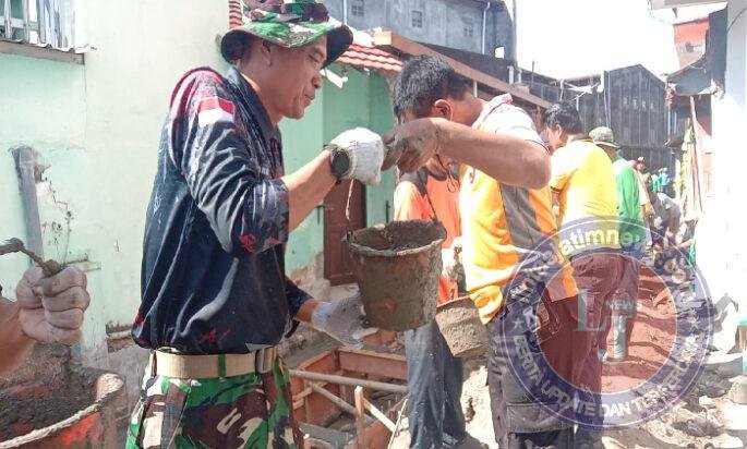 Danramil 03 Serengan Terjun Langsung & Semangati Satgas TMMD, Ormas, Warga Dalam Pengecoran Begesteng Sasaran Saluran Air