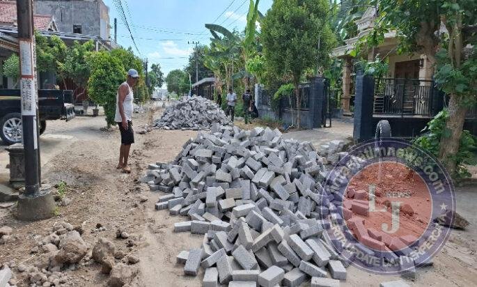 Mbah Loso Kagum Melihat Tumpukan Material Berjajar Sepanjang 1km