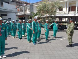 Tanamkan Disiplin Sejak Dini, Babinsa Mangkubumen Latih PBB Siswa SMA Budi Utomo