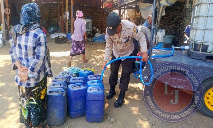 Polsek Winongan Salurkan Air Bersih untuk Warga Terdampak Kekeringan