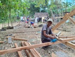 Luar Biasa, Kayu Jati Menjadi Bahan Utama Penopang Atap Rehab Rumah tidak Layak Huni