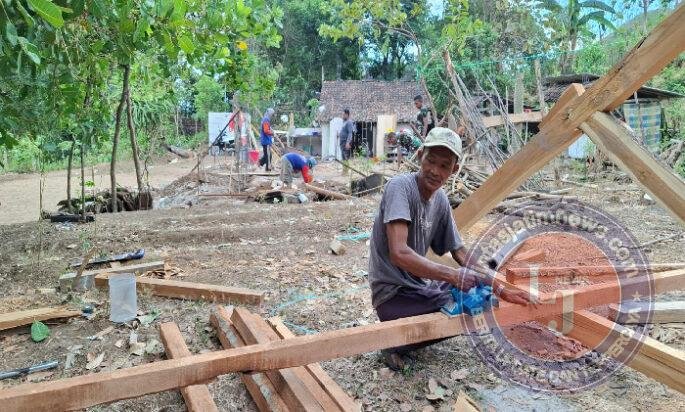 Luar Biasa, Kayu Jati Menjadi Bahan Utama Penopang Atap Rehab Rumah tidak Layak Huni