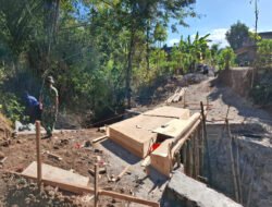 Tak Mau Kalah dengan Warga Desa yang Lain, Petani ini Sempatkan diri terlibat TMMD KE 129
