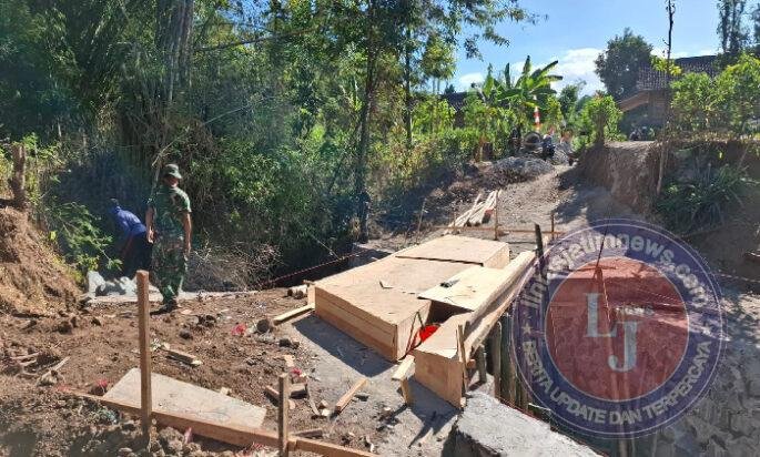 Tak Mau Kalah dengan Warga Desa yang Lain, Petani ini Sempatkan diri terlibat TMMD KE 129