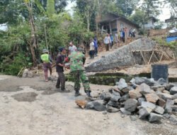 Babinsa Koramil 10/Sambi dan Warga Kompak Gotong Royong Bangun Talud di Tempursari