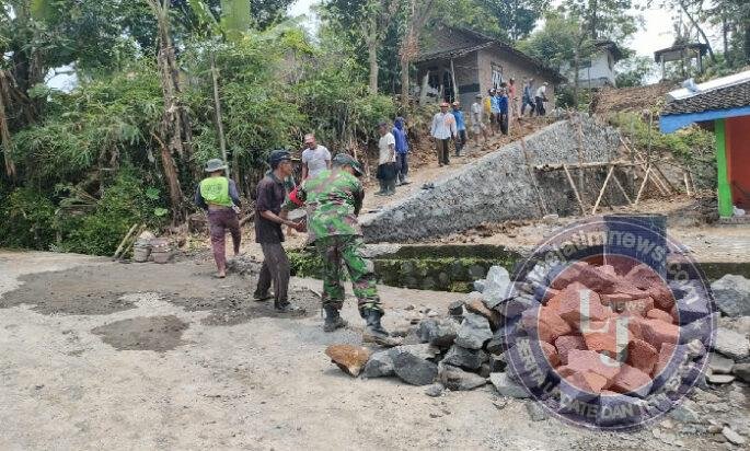 Babinsa Koramil 10/Sambi dan Warga Kompak Gotong Royong Bangun Talud di Tempursari