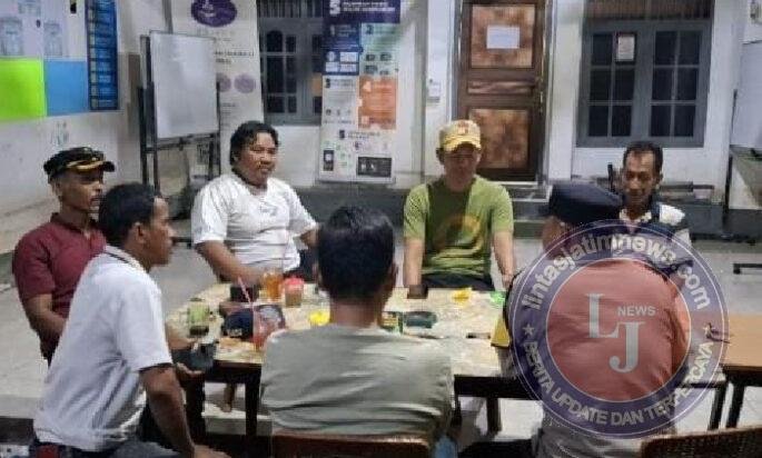 Bhabinkamtibmas Muara Angke Sambangi Sekretariat Rw 22, Perkuat Sinergi dan Sampaikan Imbauan Kamtibmas kepada Warga