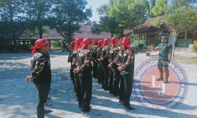 Tanamkan Kedisiplinan, Babinsa Koramil 15/Karanganyar Berikan Pelatihan PBB Pemuda Ansor