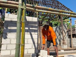 Tak Mau Kalah Kakek 72th tak Pernah Absen Membantu TNI bangun Rumah Warga