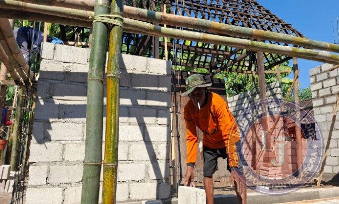 Tak Mua Kalah Kakek 72th tak Pernah Absen Membantu TNI bangun Rumah Warga
