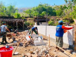 Rumah Tetangga Direhab TMMD, Pak Miskun Los Kerja