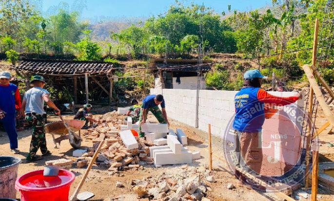 Rumah Tetangga Direhab TMMD, Pak Miskun Los Kerja