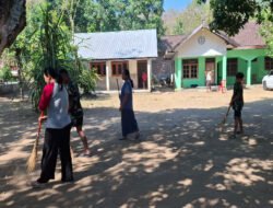 Bersama Guru dan Murid Sekolah Minggu, Anggota Satgas TMMD Bersihkan Halaman Vimalakirta