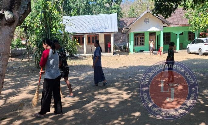 Bersama Guru dan Murid Sekolah Minggu, Anggota Satgas TMMD Bersihkan Halaman Vimalakirta