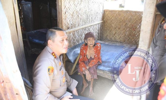 Polri Peduli : Polres Bondowoso Santuni Nenek Sebatangkara