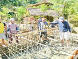 TNI dan Masyarakat Terus Bergotong Royong Dalam Pembangunan Jembatan Gantung Wilayah Pacitan