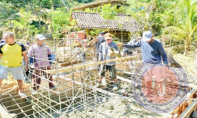 TNI dan Masyarakat Terus Bergotong Royong Dalam Pembangunan Jembatan Gantung Wilayah Pacitan