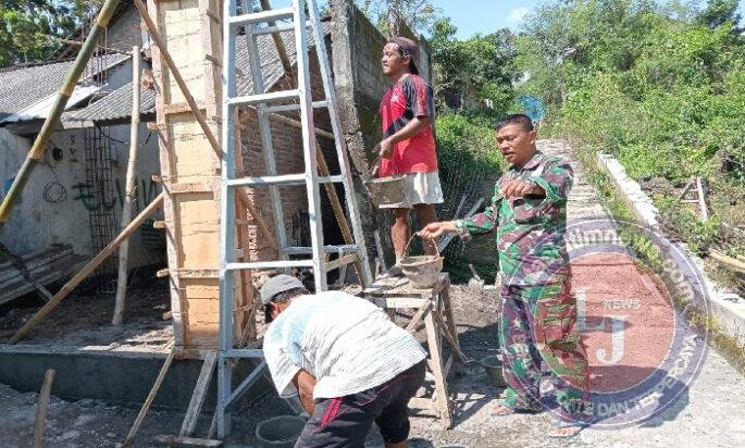 Babinsa Koramil 04/Teras Bantu Cor Tiang Rumah Warga, Wujud Nyata Kemanunggalan TNI dengan Rakyat