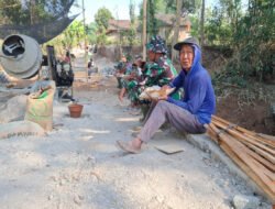 Tanpa Canggung Masyarakat bersama Anggota Satgas TMMD Sarapan Pagi Disampaing Jembatan