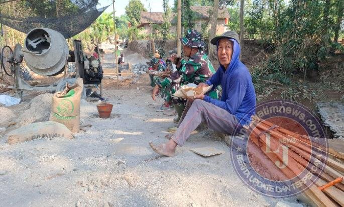 Tanpa Canggung Masyarakat bersama Anggota Satgas TMMD Sarapan Pagi Disampaing Jembatan