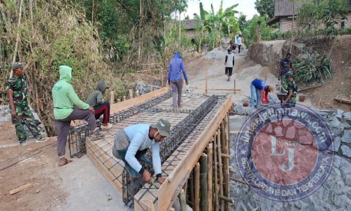 Baja ukuran Besar Mulai Dirangkai pada Struktur Jembatan Dukuh Bibis