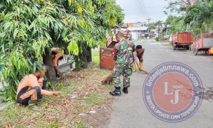 Gotong Royong Ciptakan Lingkungan Bersih, Babinsa Nusukan Bersama Tim Saberling Laksanakan Kerja Bakti