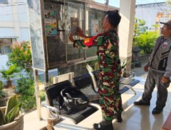 Gercep!! Babinsa Koramil 04/Jebres Pasang Pamlet Rekrutmen Anggota TNI AD, Catat Jadwal Pendaftarannya