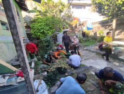 Ciptakan Lingkungan Asri, Babinsa Sudiroprajan Kerja Bakti Bersama Warga & Pegawai Kelurahan