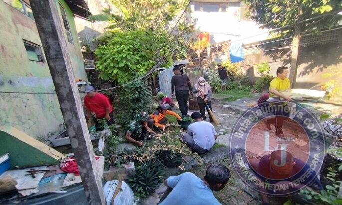 Ciptakan Lingkungan Asri, Babinsa Sudiroprajan Kerja Bakti Bersama Warga & Pegawai Kelurahan