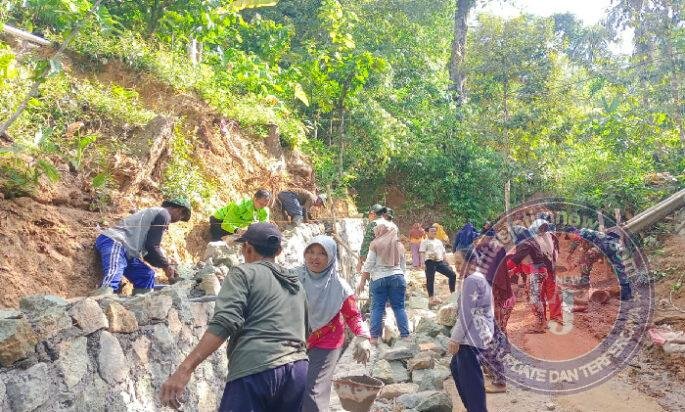 Ras Terkuat Dimuka Bumi Turut Berbaur Sukseskan TMMD Di Brenggolo