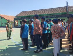 Babinsa Koramil 05/Karangjati Latih Anggota Paskibra Tingkat Kecamatan