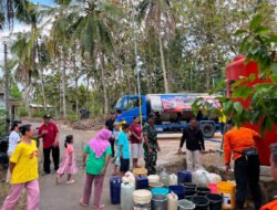 TNI-BPBD-BBWS Brantas Salurkan 16.000 Liter Air Bersih untuk Warga Terdampak Kekeringan di Panggul